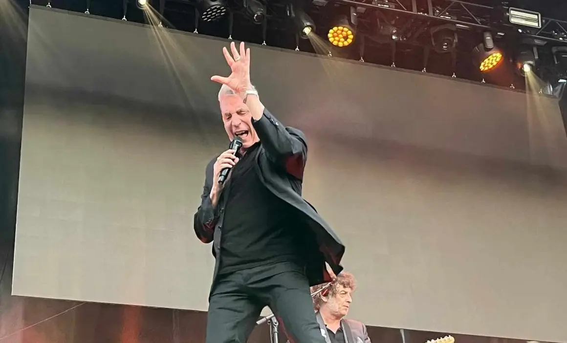 Loquillo lidera una multitudinaria noche de rock en el Musicamino de Villafranca. El artista encabez&oacute; una segunda jornada que congreg&oacute; a miles de asistentes y comparti&oacute; protagonismo con Besmaya, La La Love You, Sobrezero, Capit&aacute;n Mosc&uacute; y The Sirius en un festival que confirm&oacute; su crecimiento.