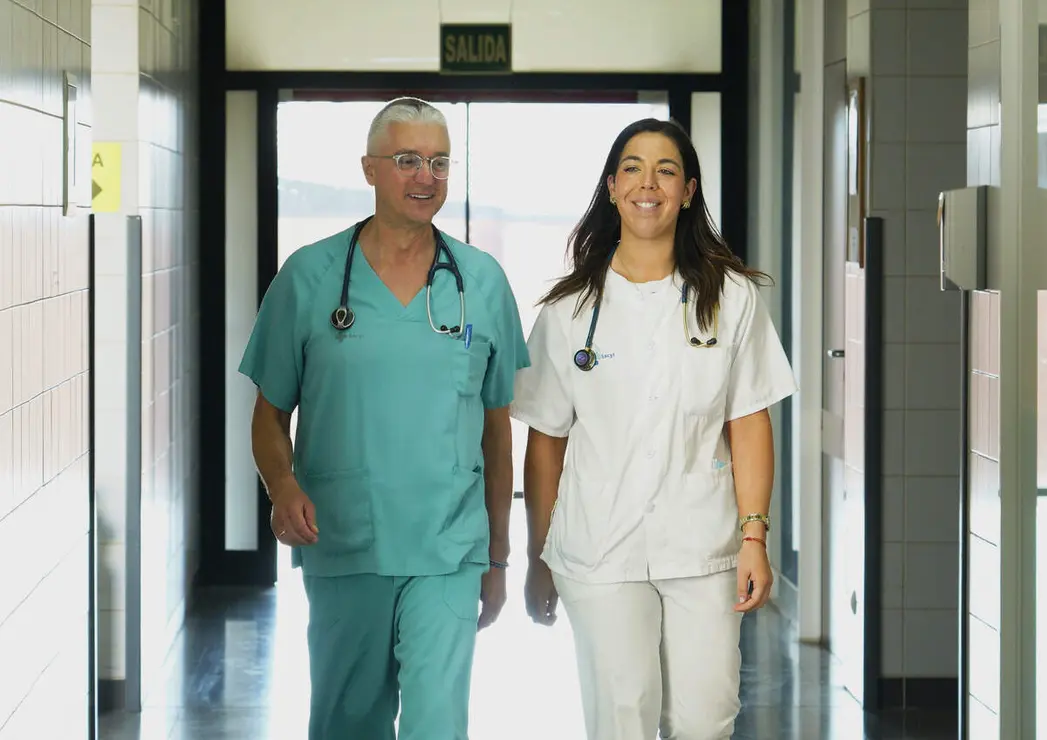 Marina V&aacute;zquez, primera M&eacute;dico Interno Residente de Urgencias que se forma en el Bierzo,njunto al jefe de Urgencias del hospital del Bierzo, Jos&eacute; Ram&oacute;n Casal