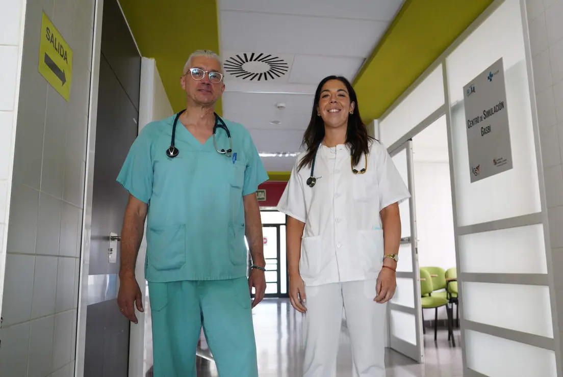 Marina V&aacute;zquez, primera M&eacute;dico Interno Residente de Urgencias que se forma en el Bierzo,njunto al jefe de Urgencias del hospital del Bierzo, Jos&eacute; Ram&oacute;n Casal