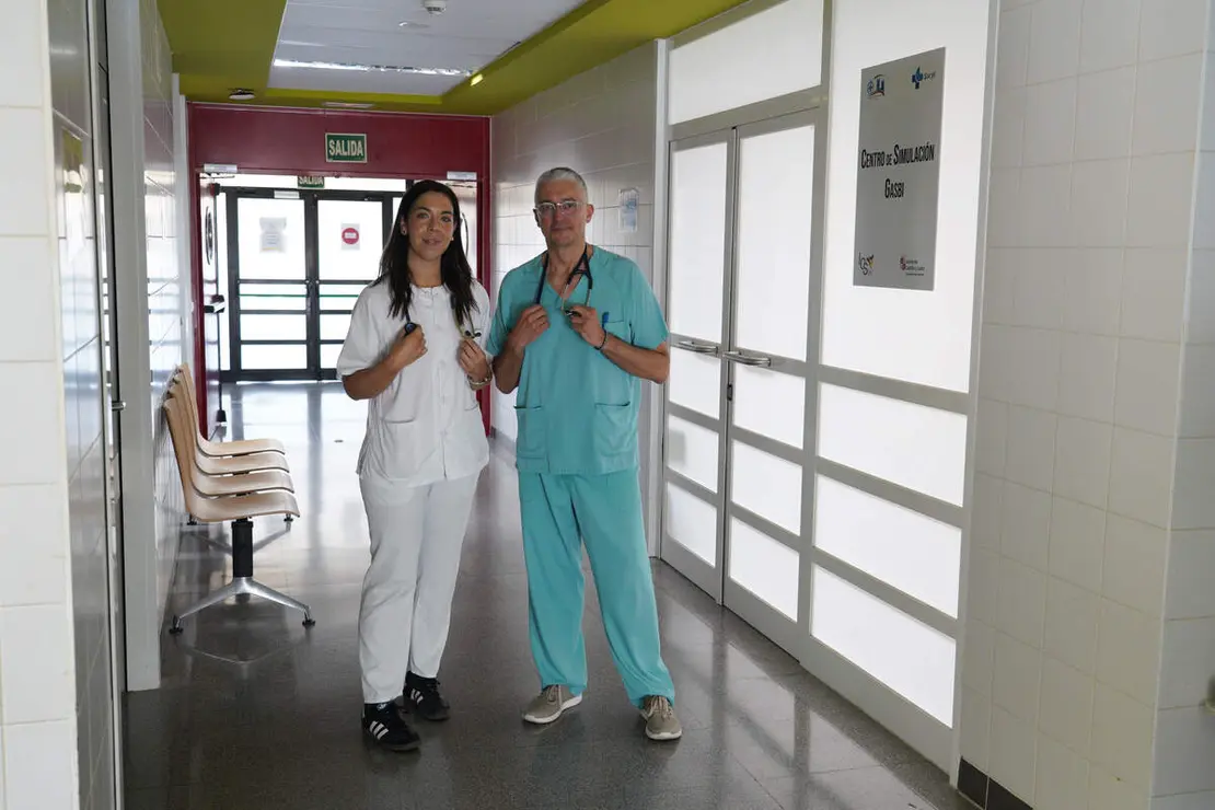 Marina V&aacute;zquez, primera M&eacute;dico Interno Residente de Urgencias que se forma en el Bierzo,njunto al jefe de Urgencias del hospital del Bierzo, Jos&eacute; Ram&oacute;n Casal