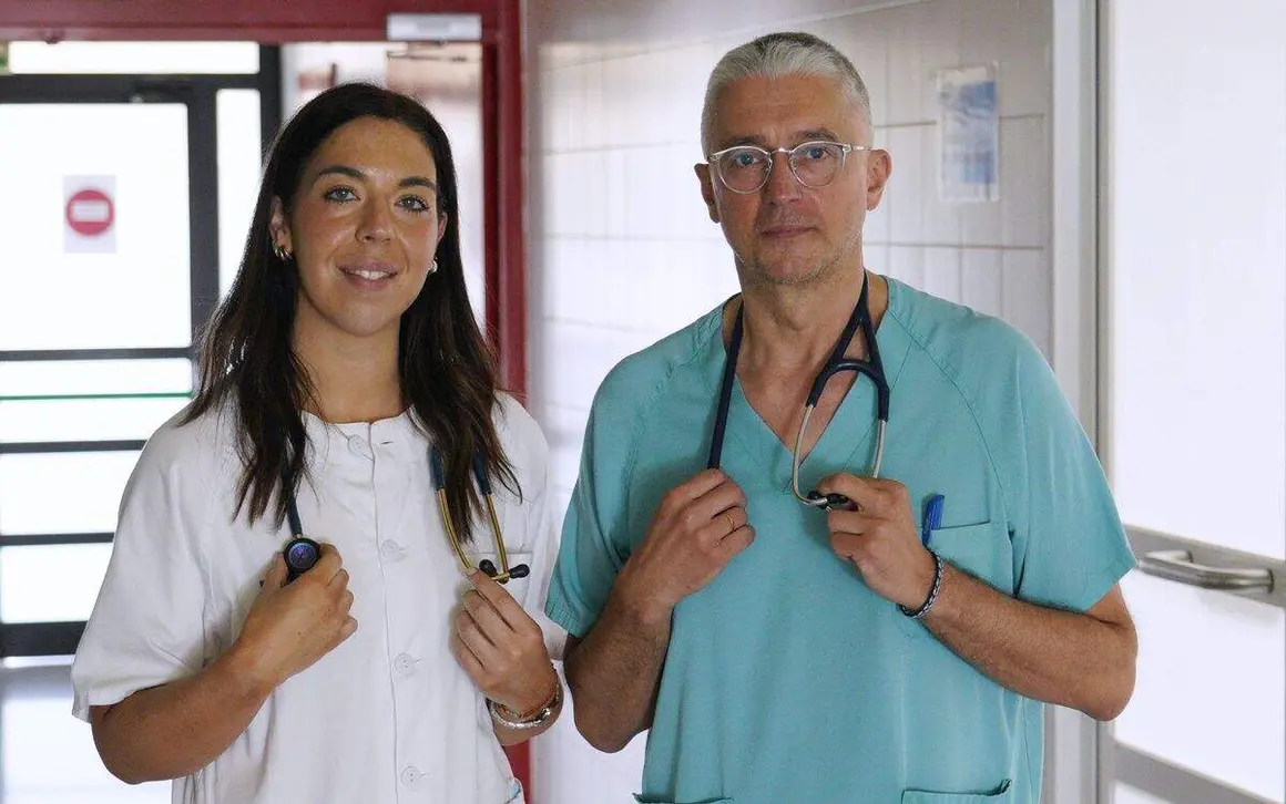 Marina V&aacute;zquez, primera M&eacute;dico Interno Residente de Urgencias que se forma en el Bierzo,njunto al jefe de Urgencias del hospital del Bierzo, Jos&eacute; Ram&oacute;n Casal