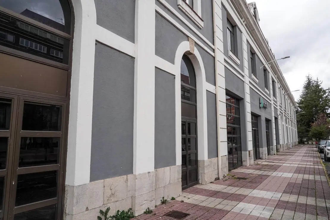 Fachada de la antigua estaci&oacute;n de Adif de Le&oacute;n