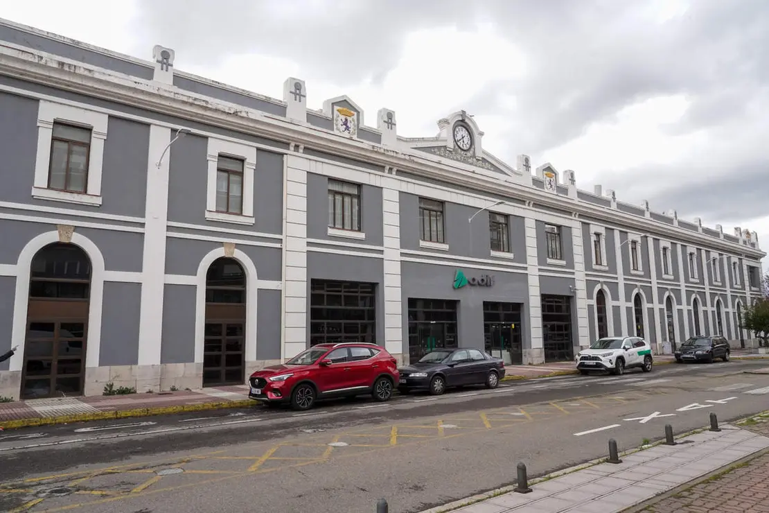 Fachada de la antigua estaci&oacute;n de Adif de Le&oacute;n