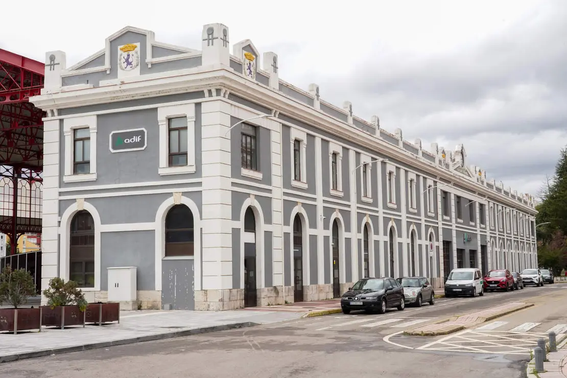 Fachada de la antigua estaci&oacute;n de Adif de Le&oacute;n