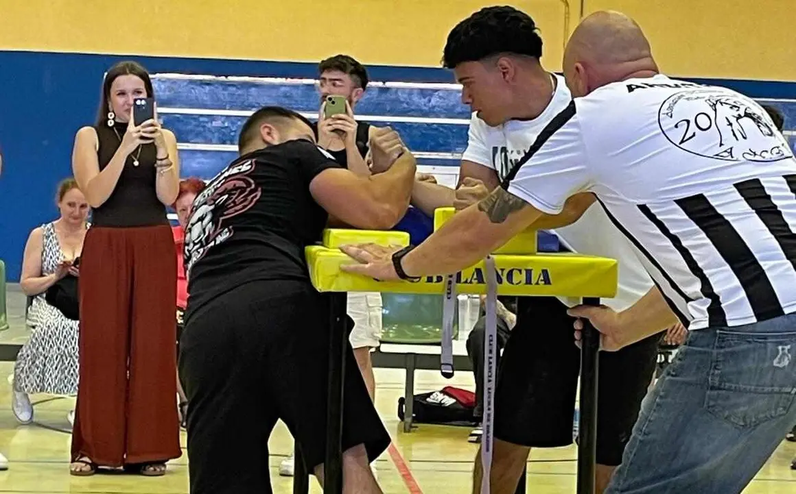 El Estadio Hisp&aacute;nico de Le&oacute;n fue escenario de la vig&eacute;simo sexta edici&oacute;n del Torneo Ciudad de Le&oacute;n de pulsos, una cita ya consolidada en el calendario nacional de la lucha de brazos que reuni&oacute; a 30 competidores procedentes del norte de Espa&ntilde;a y de varios pa&iacute;ses europeos y americanos, en una jornada marcada por la intensidad deportiva y la presencia internacional.