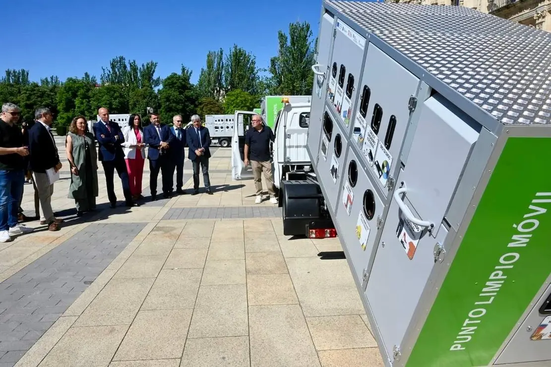 La consejera de Medio Ambiente y Energ&iacute;a, Mar&iacute;a Gonz&aacute;lez Corral, asiste al acto de entrega de puntos limpios m&oacute;viles a los ayuntamientos de Le&oacute;n, San Andr&eacute;s del Rabanedo y Valverde de la Virgen, adem&aacute;s de a la Diputaci&oacute;n de Le&oacute;n