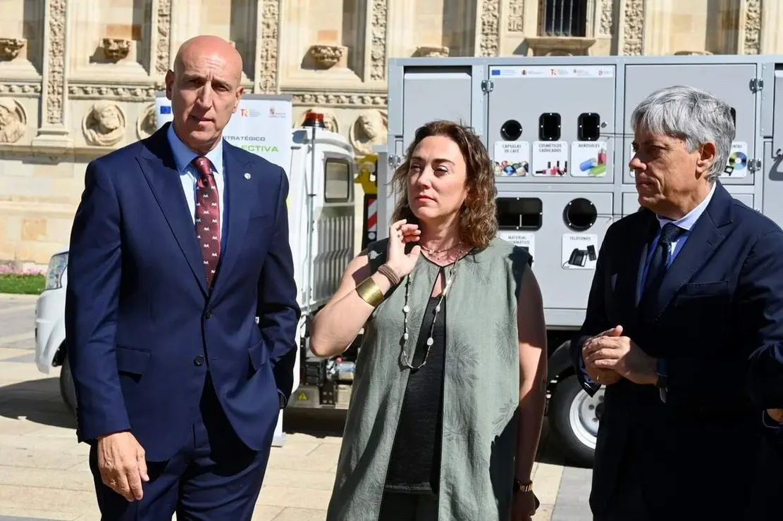 La consejera de Medio Ambiente y Energ&iacute;a, Mar&iacute;a Gonz&aacute;lez Corral, asiste al acto de entrega de puntos limpios m&oacute;viles a los ayuntamientos de Le&oacute;n, San Andr&eacute;s del Rabanedo y Valverde de la Virgen, adem&aacute;s de a la Diputaci&oacute;n de Le&oacute;n