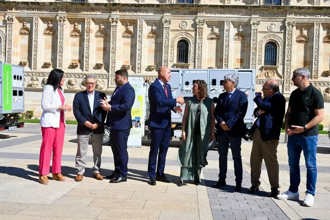 La consejera de Medio Ambiente y Energ&iacute;a, Mar&iacute;a Gonz&aacute;lez Corral, asiste al acto de entrega de puntos limpios m&oacute;viles a los ayuntamientos de Le&oacute;n, San Andr&eacute;s del Rabanedo y Valverde de la Virgen, adem&aacute;s de a la Diputaci&oacute;n de Le&oacute;n
