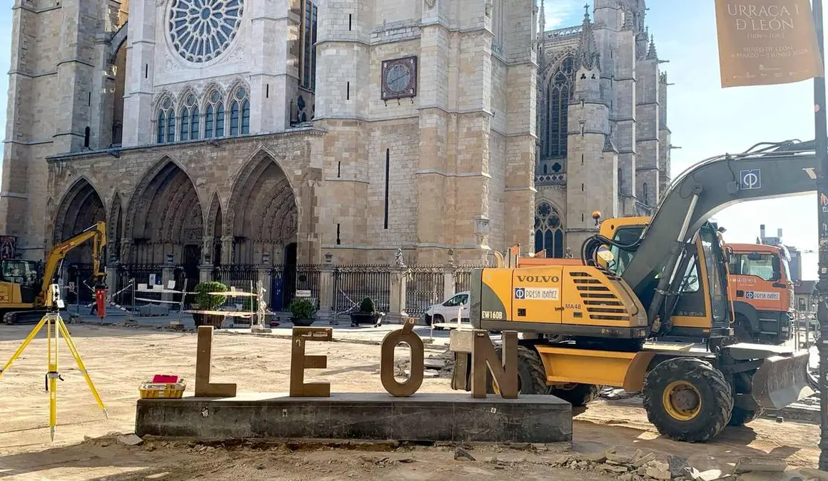 Las obras de renovaci&oacute;n del entorno de la Catedral de Le&oacute;n avanzan por delante de las previsiones iniciales y permiten anticipar parte del calendario dise&ntilde;ado para ejecutar el proyecto sin interrumpir el tr&aacute;nsito peatonal.