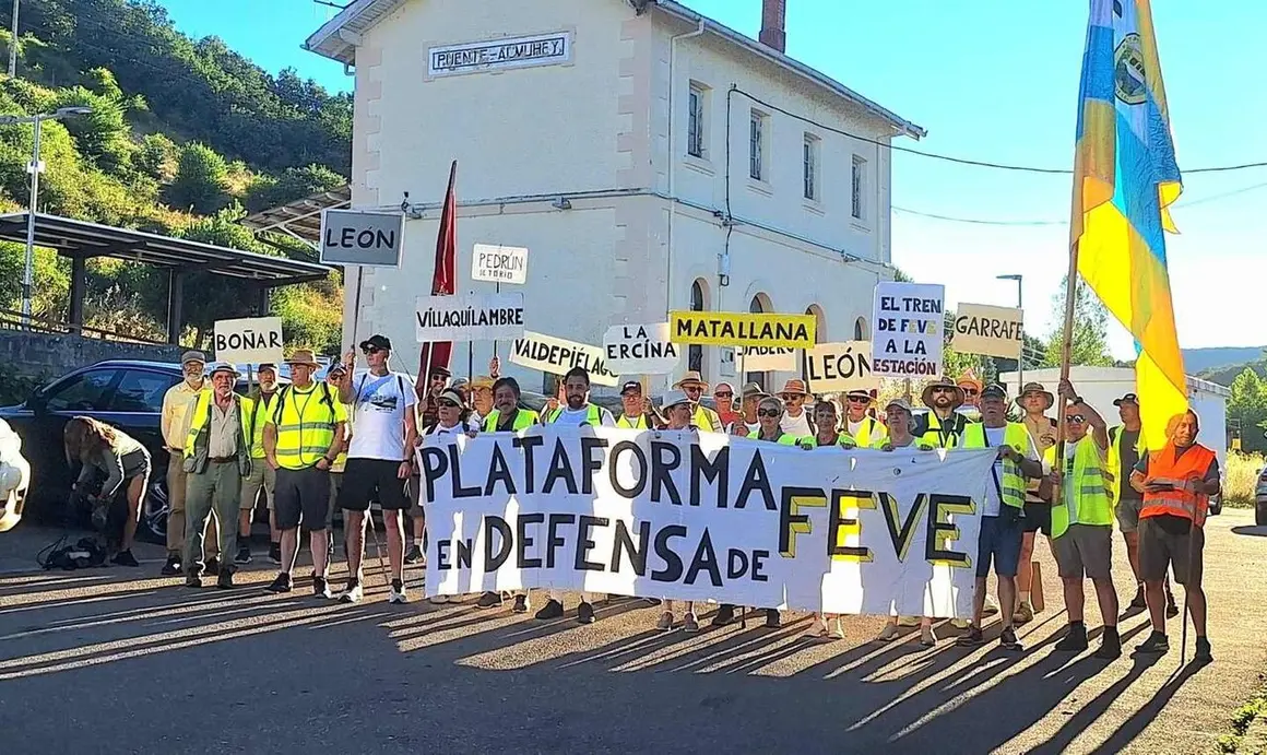 Cerca de medio centenar de participantes reanudan el recorrido entre Puente Almuhey y Cistierna para reclamar la recuperaci&oacute;n de la estaci&oacute;n de Matallana y mejoras en el ferrocarril de v&iacute;a estrecha