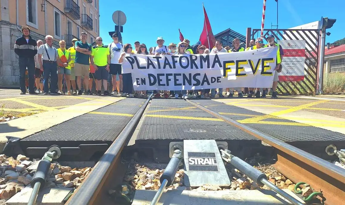 Cerca de medio centenar de participantes reanudan el recorrido entre Puente Almuhey y Cistierna para reclamar la recuperaci&oacute;n de la estaci&oacute;n de Matallana y mejoras en el ferrocarril de v&iacute;a estrecha; en la imagen, los participantes a su llegada a Cistierna.