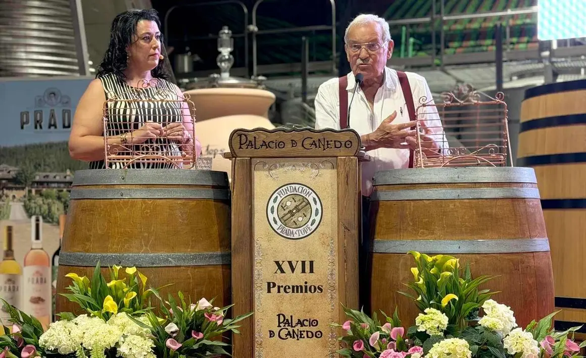 Penoselo, Tejedo, Barjas y Vega de Valcarce lideran los Premios Palacio de Canedo. La Fundaci&oacute;n Prada A Tope reparte 31.000 euros, un 48 % m&aacute;s que el pasado a&ntilde;o, para reconocer proyectos de recuperaci&oacute;n del patrimonio rural y las iniciativas vecinales que mantienen vivos los pueblos de la comarca berciana.