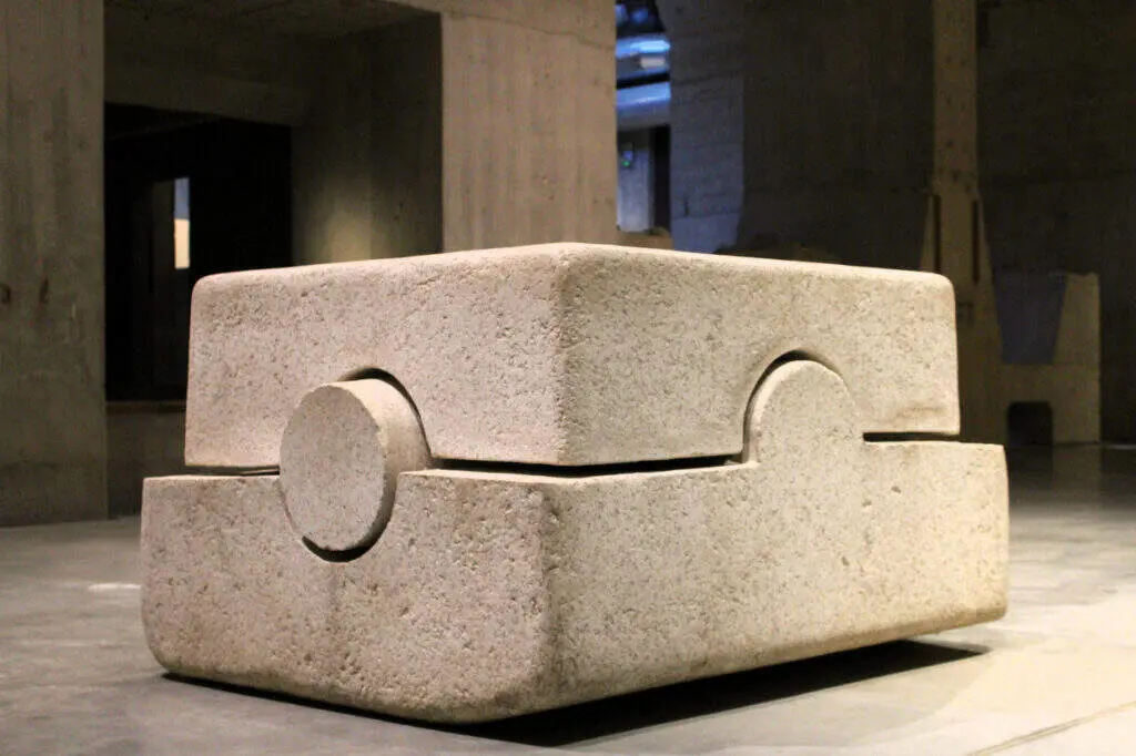 La T&eacute;rmica Cultural re&uacute;ne 125 piezas de escultor vasco en la exposici&oacute;n 'Eduardo Chillida. Pensar con las manos', que&nbsp;estar&aacute; abierta hasta el 10 de enero de 2027 y que vuelve a convertir al espacio expositivo berciano en un referente nacional. Foto: Ciuden.