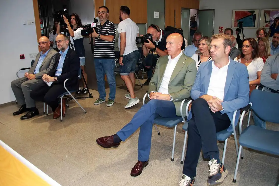 La Asociaci&oacute;n Leonesa de Edificaci&oacute;n y Obra P&uacute;blica (Aleop) celebra su Asamblea General Anual, con la asistencia del presidente de la Confederaci&oacute;n Nacional de la Construcci&oacute;n (CNC), Pedro Fern&aacute;ndez Al&eacute;n, el presidente de la FELE, Juan M&ordf; Vallejo y el alcalde, Jos&eacute; Antonio D&iacute;ez