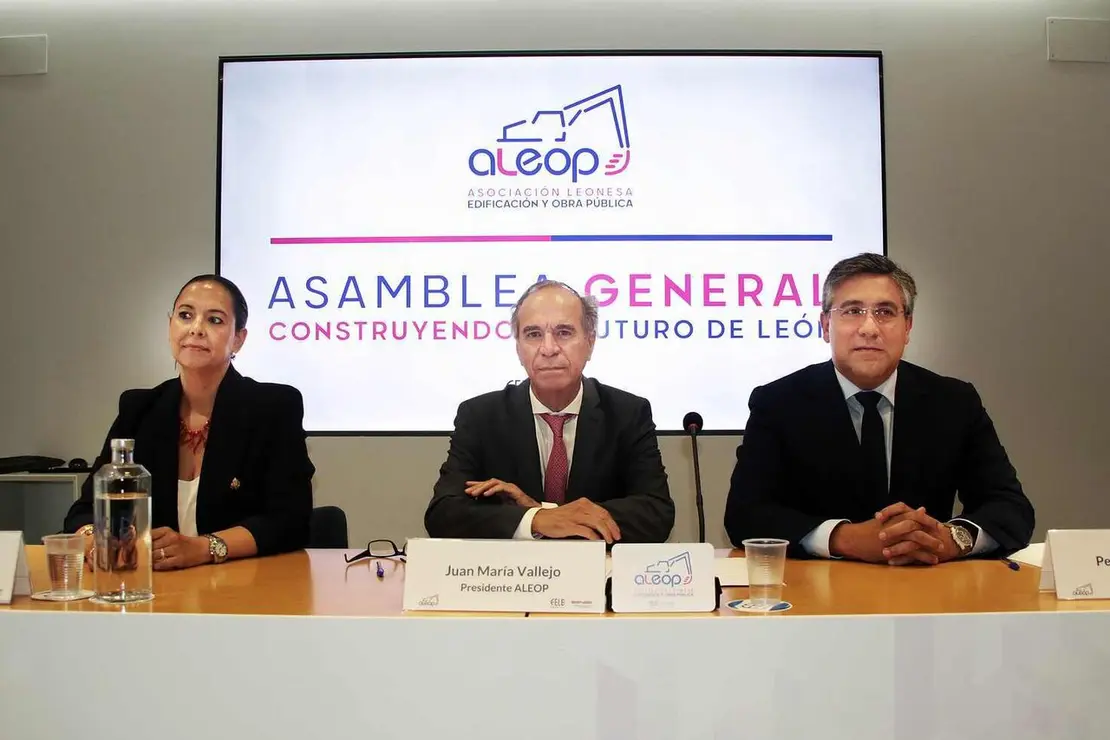 La Asociaci&oacute;n Leonesa de Edificaci&oacute;n y Obra P&uacute;blica (Aleop) celebra su Asamblea General Anual, con la asistencia del presidente de la Confederaci&oacute;n Nacional de la Construcci&oacute;n (CNC), Pedro Fern&aacute;ndez Al&eacute;n, el presidente de la FELE, Juan M&ordf; Vallejo y el alcalde, Jos&eacute; Antonio D&iacute;ez