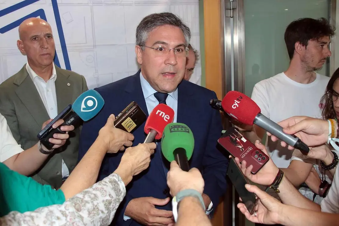 La Asociaci&oacute;n Leonesa de Edificaci&oacute;n y Obra P&uacute;blica (Aleop) celebra su Asamblea General Anual, con la asistencia del presidente de la Confederaci&oacute;n Nacional de la Construcci&oacute;n (CNC), Pedro Fern&aacute;ndez Al&eacute;n, el presidente de la FELE, Juan M&ordf; Vallejo y el alcalde, Jos&eacute; Antonio D&iacute;ez