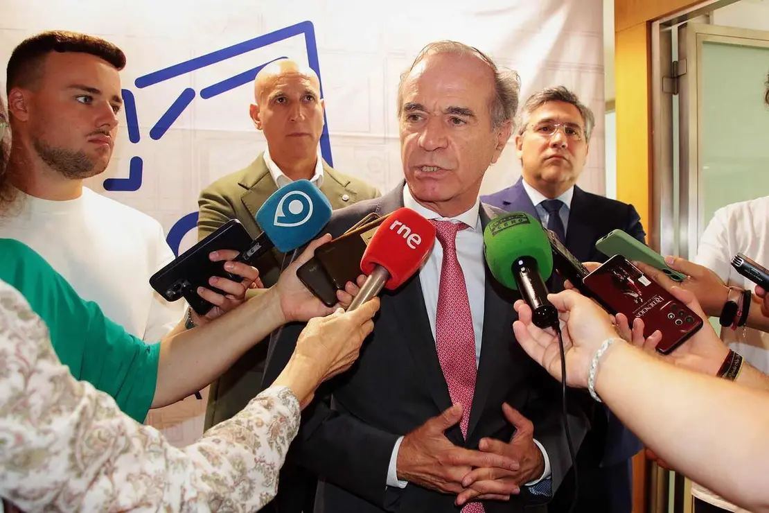 La Asociaci&oacute;n Leonesa de Edificaci&oacute;n y Obra P&uacute;blica (Aleop) celebra su Asamblea General Anual, con la asistencia del presidente de la Confederaci&oacute;n Nacional de la Construcci&oacute;n (CNC), Pedro Fern&aacute;ndez Al&eacute;n, el presidente de la FELE, Juan M&ordf; Vallejo y el alcalde, Jos&eacute; Antonio D&iacute;ez