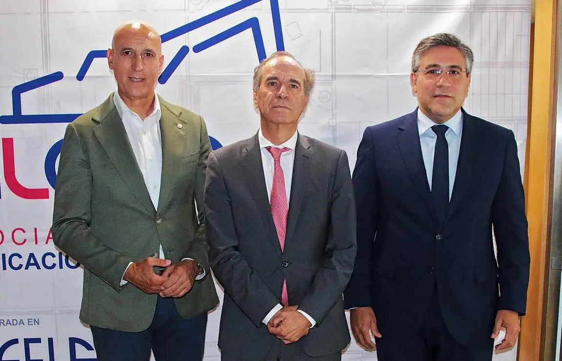 La Asociaci&oacute;n Leonesa de Edificaci&oacute;n y Obra P&uacute;blica (Aleop) celebra su Asamblea General Anual, con la asistencia del presidente de la Confederaci&oacute;n Nacional de la Construcci&oacute;n (CNC), Pedro Fern&aacute;ndez Al&eacute;n, el presidente de la FELE, Juan M&ordf; Vallejo y el alcalde, Jos&eacute; Antonio D&iacute;ez. Fotos: Peio Garc&iacute;a