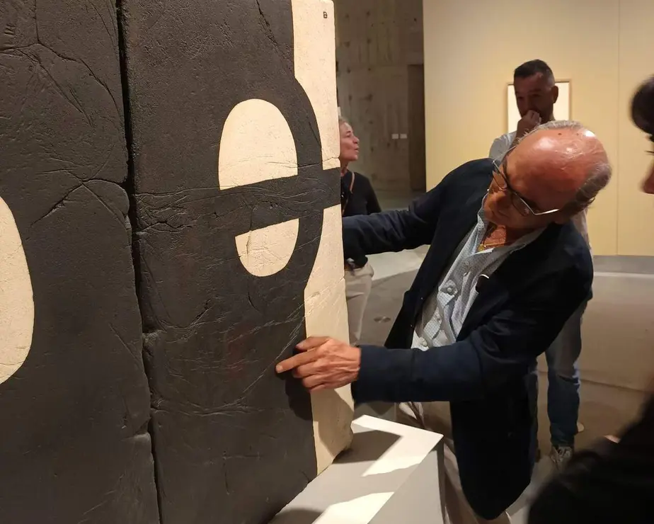 La T&eacute;rmica Cultural re&uacute;ne 125 piezas de escultor vasco en la exposici&oacute;n 'Eduardo Chillida. Pensar con las manos', que&nbsp;estar&aacute; abierta hasta el 10 de enero de 2027 y que vuelve a convertir al espacio expositivo berciano en un referente nacional.