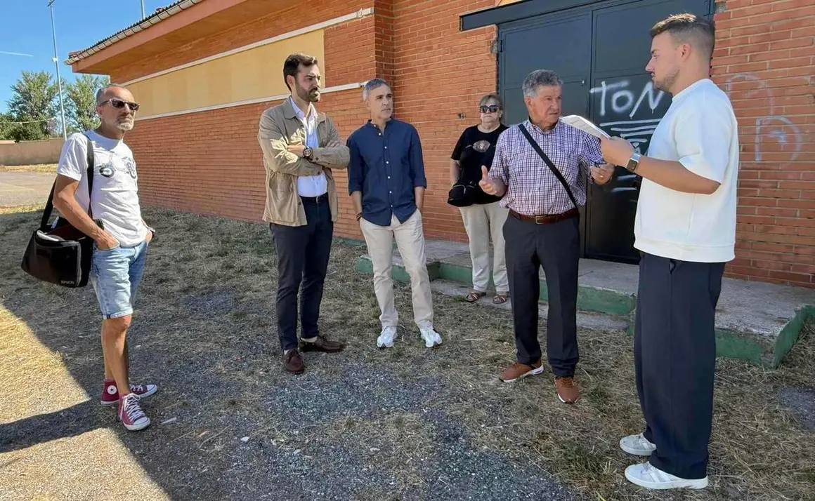 David Fern&aacute;ndez y el ped&aacute;neo Jos&eacute; Luis Moreno exigen al Ayuntamiento de Le&oacute;n un plan de actuaciones para una pedan&iacute;a de m&aacute;s de 5.000 habitantes y reclaman mejoras en limpieza, zonas verdes e instalaciones deportivas.