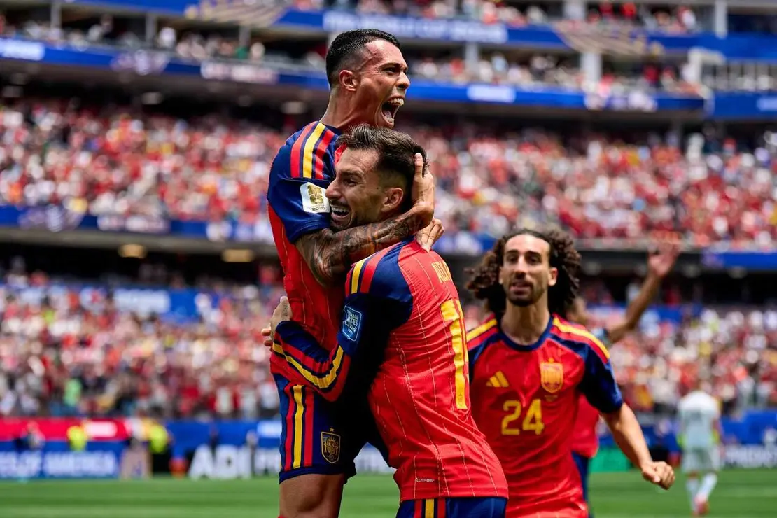 Espa&ntilde;a ya est&aacute; en los octavos de final del Mundial y lo hace despu&eacute;s de una de esas noches que sirven para medir el verdadero alcance de un aspirante. La selecci&oacute;n de Luis de la Fuente super&oacute; con claridad a Austria por 3-0, resolvi&oacute; su clasificaci&oacute;n con autoridad.