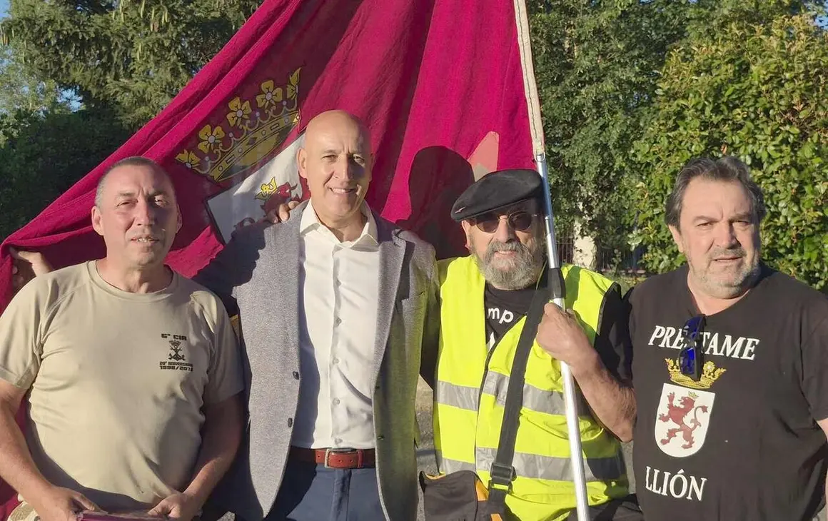 El alcalde de Le&oacute;n, Jos&eacute; Antonio Diez, traslad&oacute; este viernes hasta Bo&ntilde;ar su defensa del ferrocarril de v&iacute;a estrecha y su rechazo frontal al proyecto que contempla tapar o enterrar la traza urbana de Feve para facilitar el paso de autobuses el&eacute;ctricos hacia el centro de la ciudad.