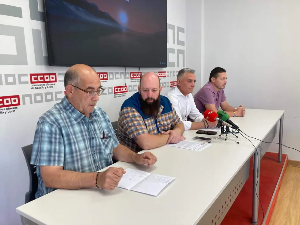 Los responsables auton&oacute;micos del transporte por carretera de CCOO y UGT, Luis Alberto Villares y Juan Antonio Mart&iacute;nez, comparecen para hablar del convenio colectivo de transporte interurbano de Le&oacute;n y del impacto de las subvenciones vinculadas al sistema Buscyl. Foto: Peio Garc&iacute;a.