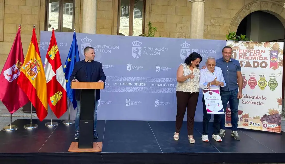 El presidente de la Diputaci&oacute;n de Le&oacute;n, Gerardo &Aacute;lvarez Courel, y el vicepresidente у responsable del &aacute;rea de Productos de Le&oacute;n, Roberto Aller, encabezan la entrega de los V Premios Pisado