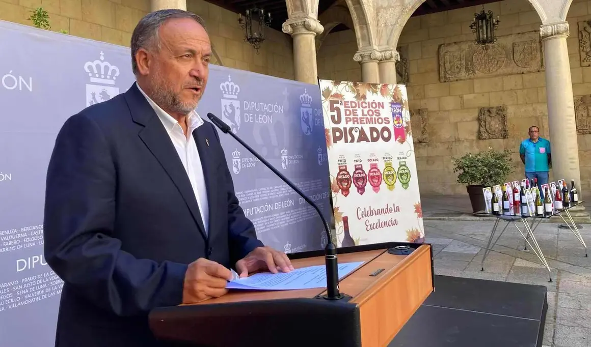 El presidente de la Diputaci&oacute;n de Le&oacute;n, Gerardo &Aacute;lvarez Courel, y el vicepresidente у responsable del &aacute;rea de Productos de Le&oacute;n, Roberto Aller, encabezan la entrega de los V Premios Pisado