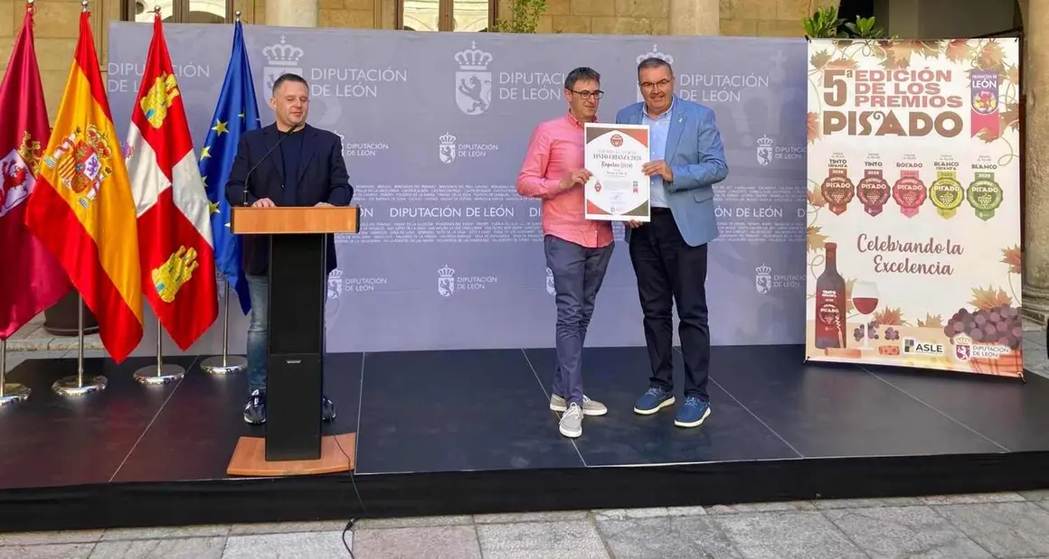 El presidente de la Diputaci&oacute;n de Le&oacute;n, Gerardo &Aacute;lvarez Courel, y el vicepresidente у responsable del &aacute;rea de Productos de Le&oacute;n, Roberto Aller, encabezan la entrega de los V Premios Pisado