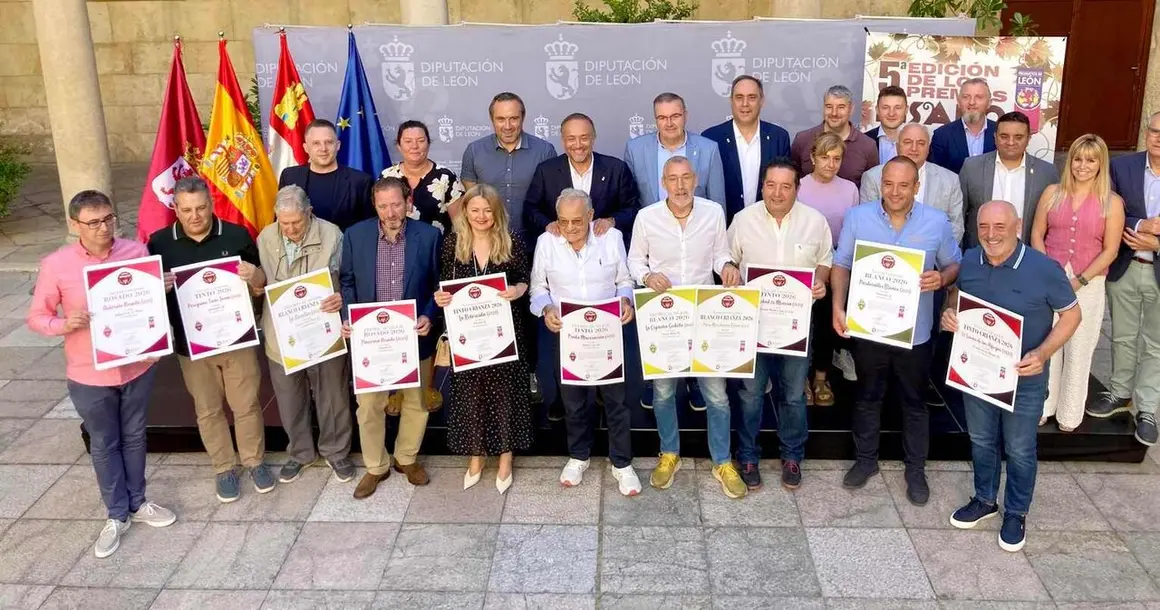 El presidente de la Diputaci&oacute;n de Le&oacute;n, Gerardo &Aacute;lvarez Courel, y el vicepresidente у responsable del &aacute;rea de Productos de Le&oacute;n, Roberto Aller, encabezan la entrega de los V Premios Pisado. Fotos: Peio Garc&iacute;a | Diputaci&oacute;n