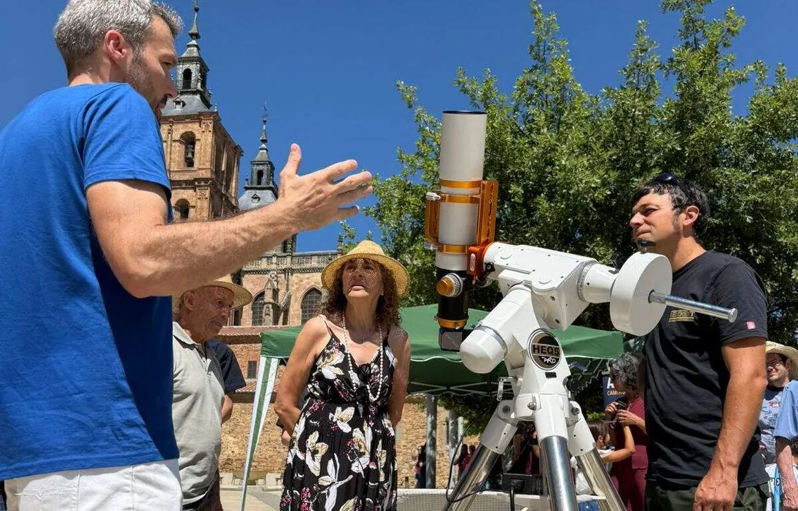 La primera jornada de 'Camino al Eclipse' permiti&oacute; disfrutar de una experiencia &uacute;nica de observaci&oacute;n y divulgaci&oacute;n astron&oacute;mica en la capital maragata. Foto: Ayto. Astorga.