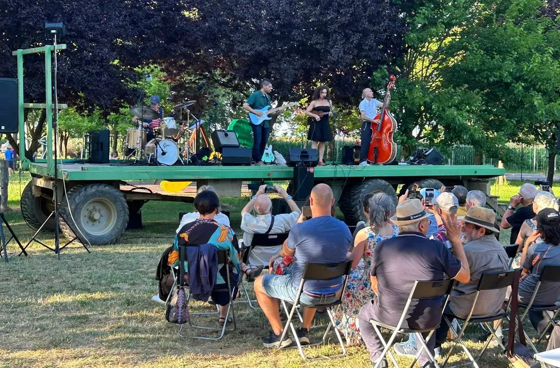 Rosario Granell llena Vega de los &Aacute;rboles en el arranque del Festival de Jazz | La primera jornada de Jazz y+ congrega a numeroso p&uacute;blico en el Parque de la Era, supera el intenso calor y abre un ciclo que continuar&aacute; en las pr&oacute;ximas semanas con nuevas actuaciones y su vertiente solidaria.