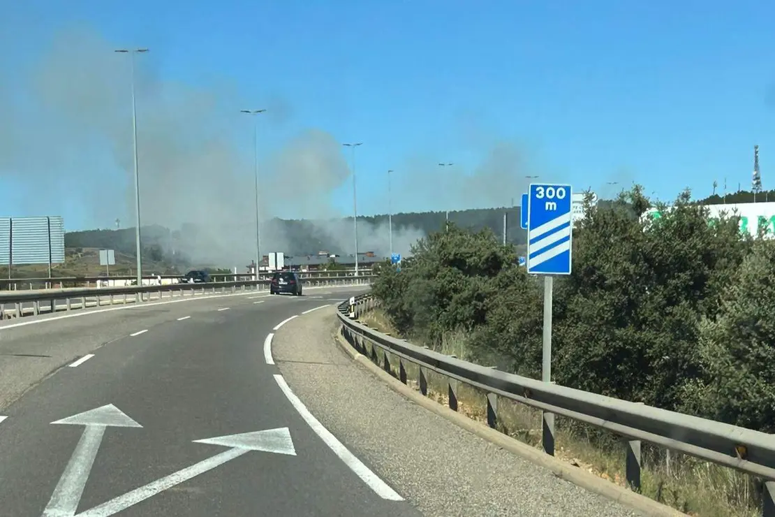 Los Bomberos de Le&oacute;n extinguen un fuego en un solar de La Lastra.