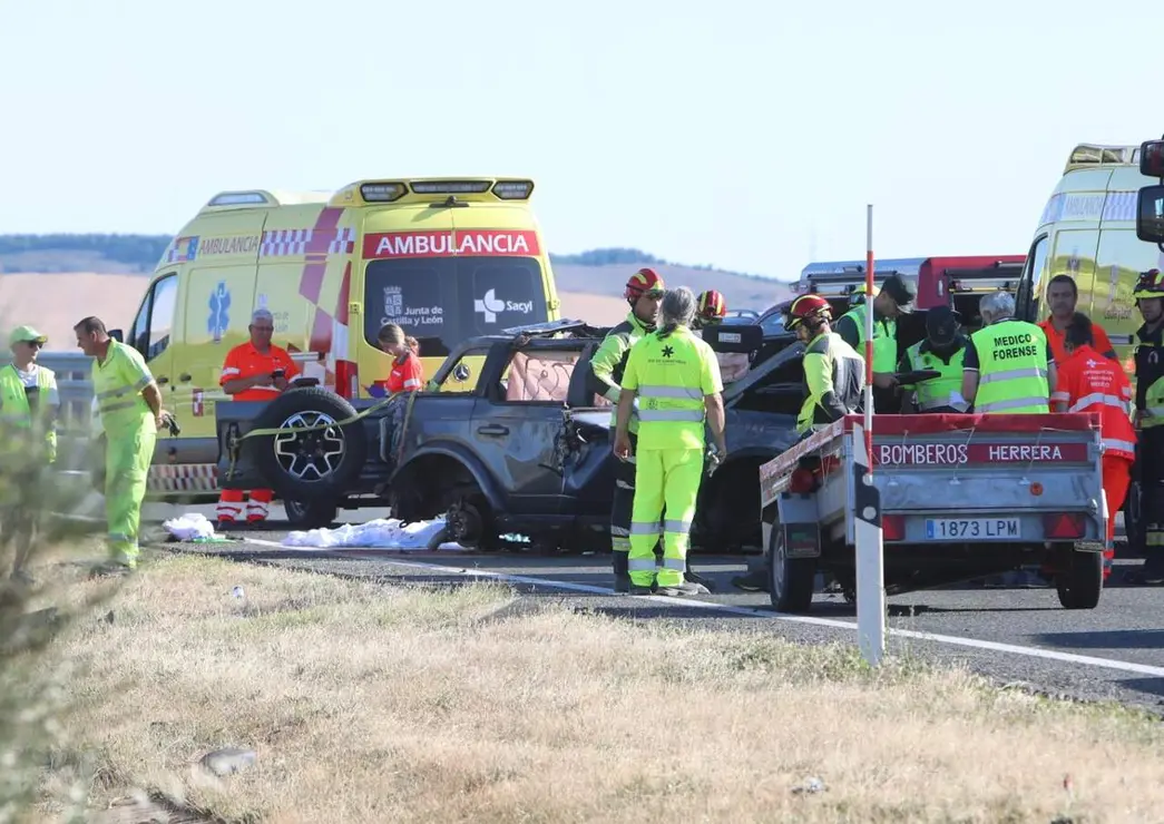 Cuatro fallecidos de una familia y una ni&ntilde;a herida muy grave en un accidente en la A-67, en Herrera de Pisuerga (Palencia) La principal hip&oacute;tesis sobre la causa del siniestro es una posible somnolencia del conductor. Foto: Br&aacute;gimo.