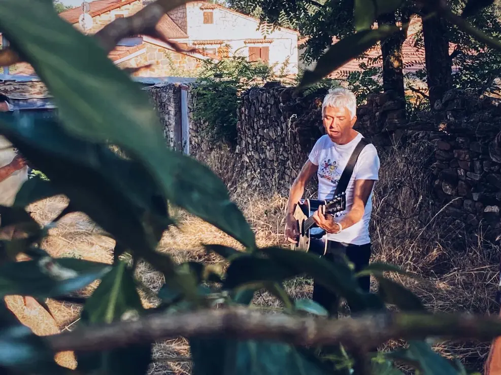 Alex Cooper en ac&uacute;stico, tocando canciones de Los Flechazos por Santa Colomba de Somoza, en la presentaci&oacute;n del Festival Contempopr&aacute;nea 2026. Foto: Fundaci&oacute;n Club 45.