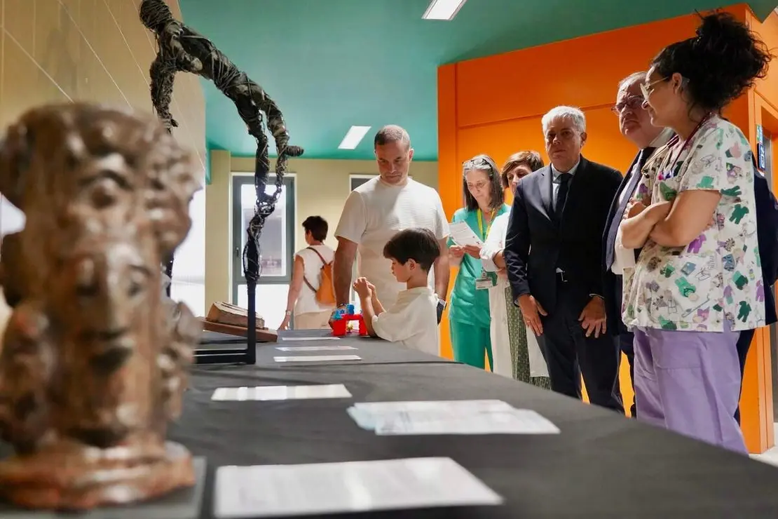 El consejero de Sanidad y Bienestar Social, Alejandro V&aacute;zquez Ramos, inaugura la exposici&oacute;n &lsquo;Por dos pulgares de nada&rsquo;