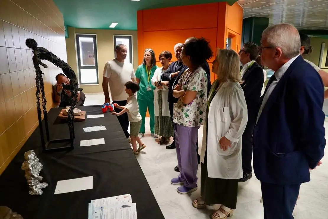 El consejero de Sanidad y Bienestar Social, Alejandro V&aacute;zquez Ramos, inaugura la exposici&oacute;n &lsquo;Por dos pulgares de nada&rsquo;