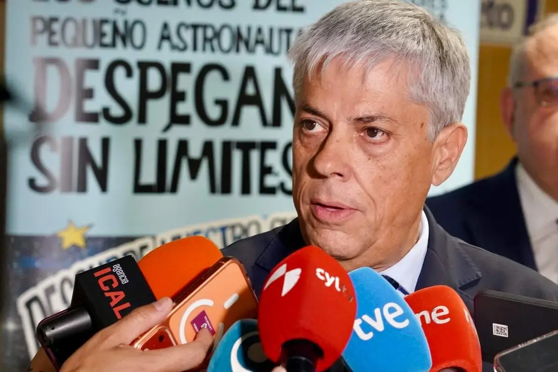 El consejero de Sanidad y Bienestar Social, Alejandro V&aacute;zquez Ramos, inaugura la exposici&oacute;n &lsquo;Por dos pulgares de nada&rsquo;