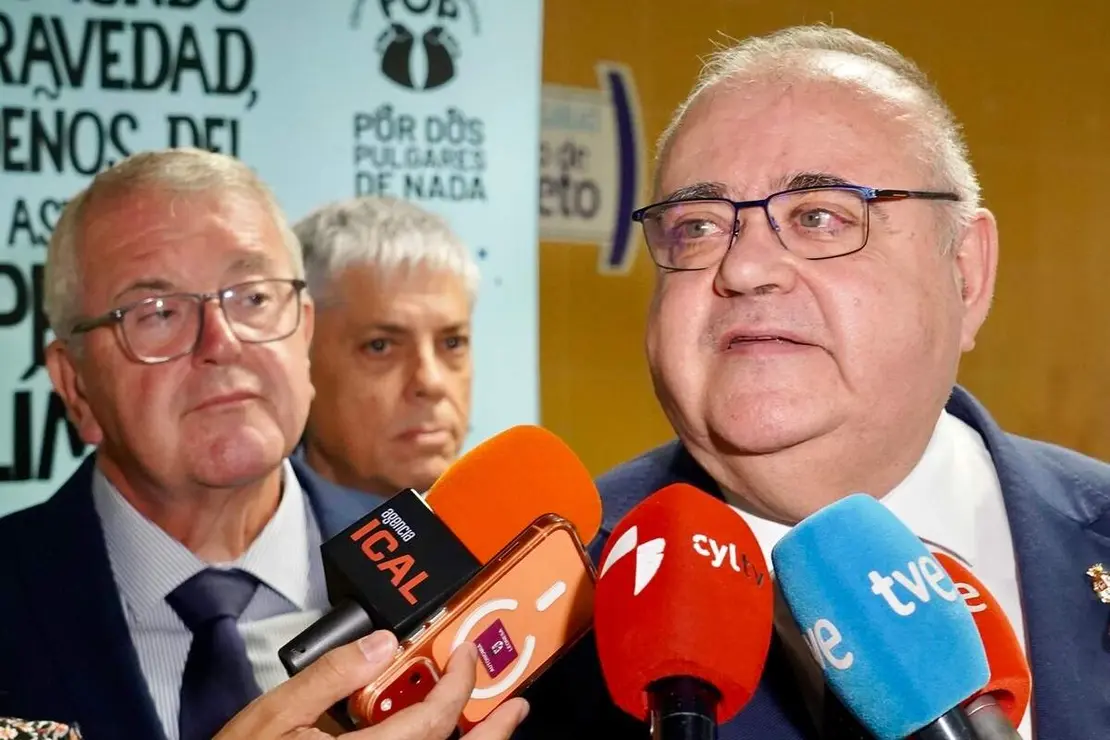 El consejero de Sanidad y Bienestar Social, Alejandro V&aacute;zquez Ramos, inaugura la exposici&oacute;n &lsquo;Por dos pulgares de nada&rsquo;