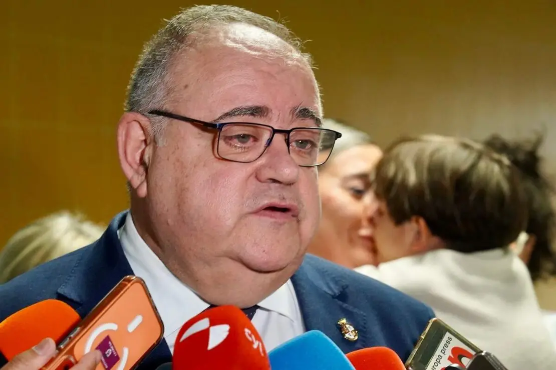 El consejero de Sanidad y Bienestar Social, Alejandro V&aacute;zquez Ramos, inaugura la exposici&oacute;n &lsquo;Por dos pulgares de nada&rsquo;
