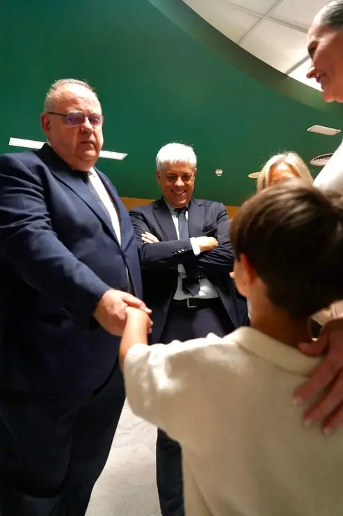 El consejero de Sanidad y Bienestar Social, Alejandro V&aacute;zquez Ramos, inaugura la exposici&oacute;n &lsquo;Por dos pulgares de nada&rsquo;