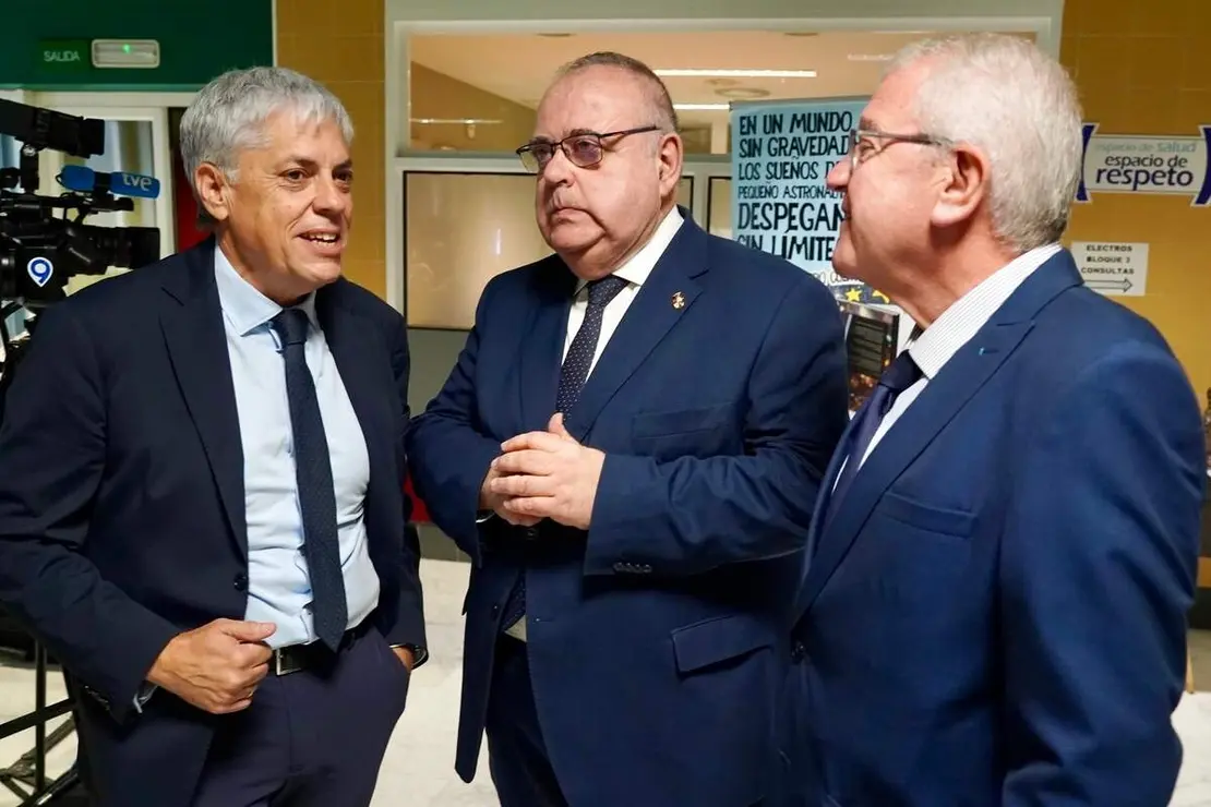 El consejero de Sanidad y Bienestar Social, Alejandro V&aacute;zquez Ramos, inaugura la exposici&oacute;n &lsquo;Por dos pulgares de nada&rsquo;