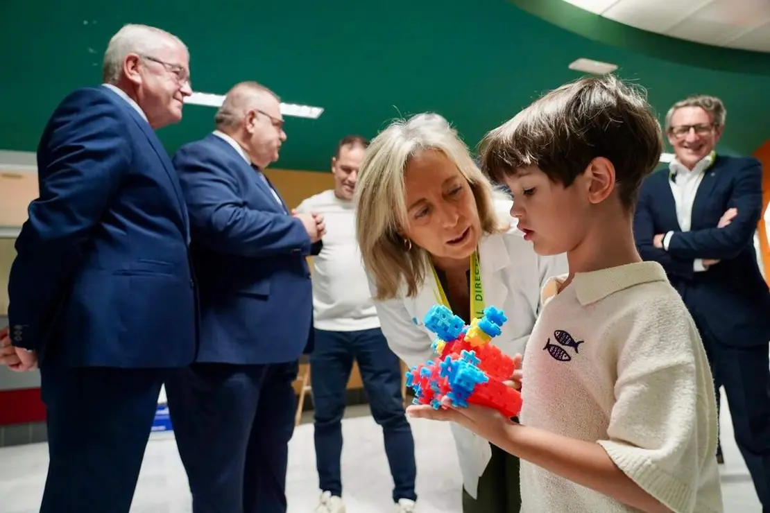 El consejero de Sanidad y Bienestar Social, Alejandro V&aacute;zquez Ramos, inaugura la exposici&oacute;n &lsquo;Por dos pulgares de nada&rsquo;
