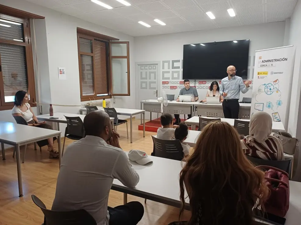 El subdelegado del Gobierno ha participado este lunes en una jornada celebrada en CCOO&nbsp;del programa 'La Administraci&oacute;n cerca de Ti' dirigida a personas migrantes.