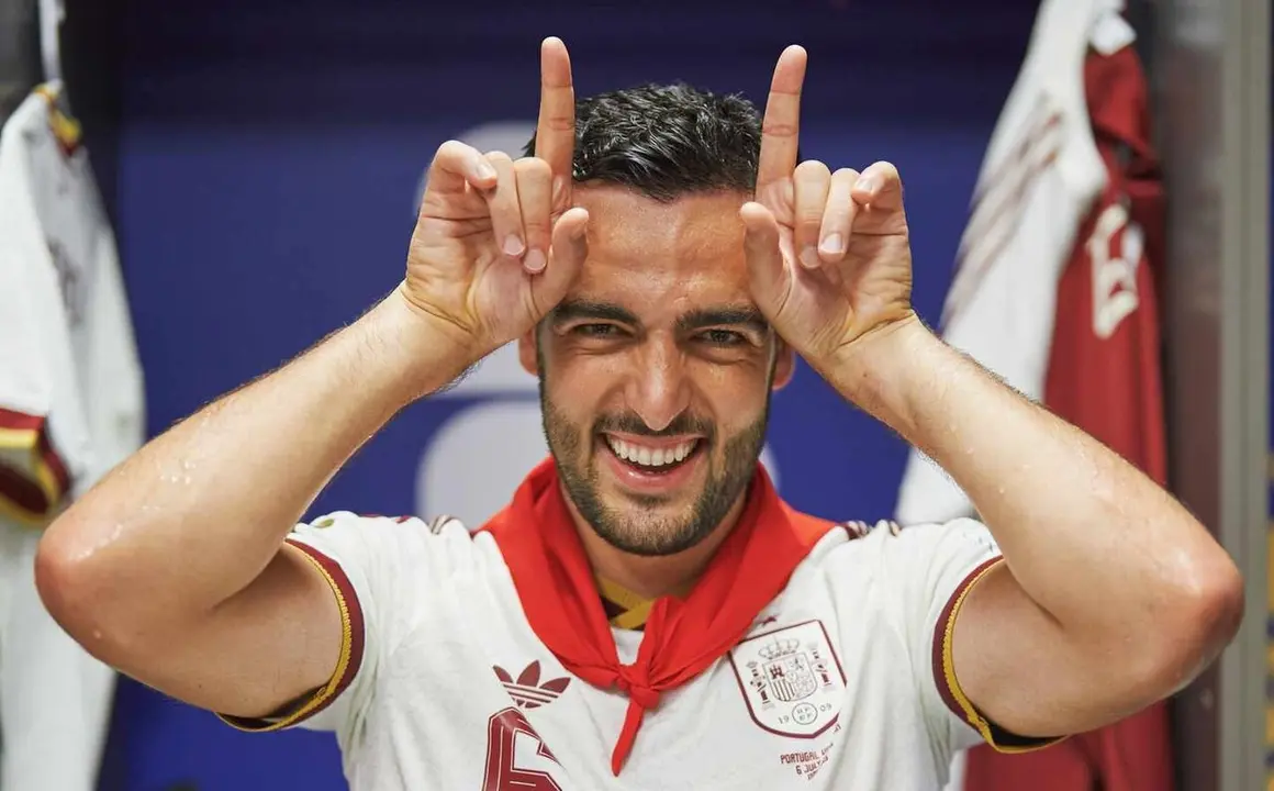 Merino, autor del gol, celebra el pase de Espa&ntilde;a en vestuarios rememorando los San Fermines.