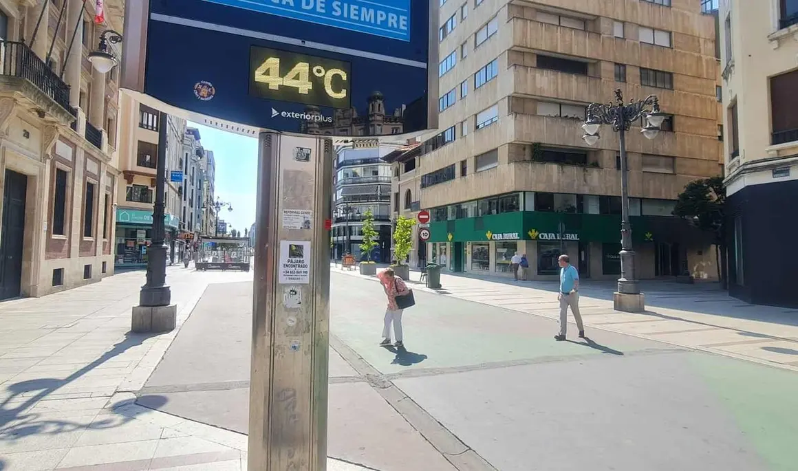 La provincia permanecer&aacute; bajo un intenso episodio de calor, con avisos por altas temperaturas este martes y un ligero alivio previsto para el viernes antes de un nuevo repunte del mercurio. Fotos: Heraldo de Le&oacute;n