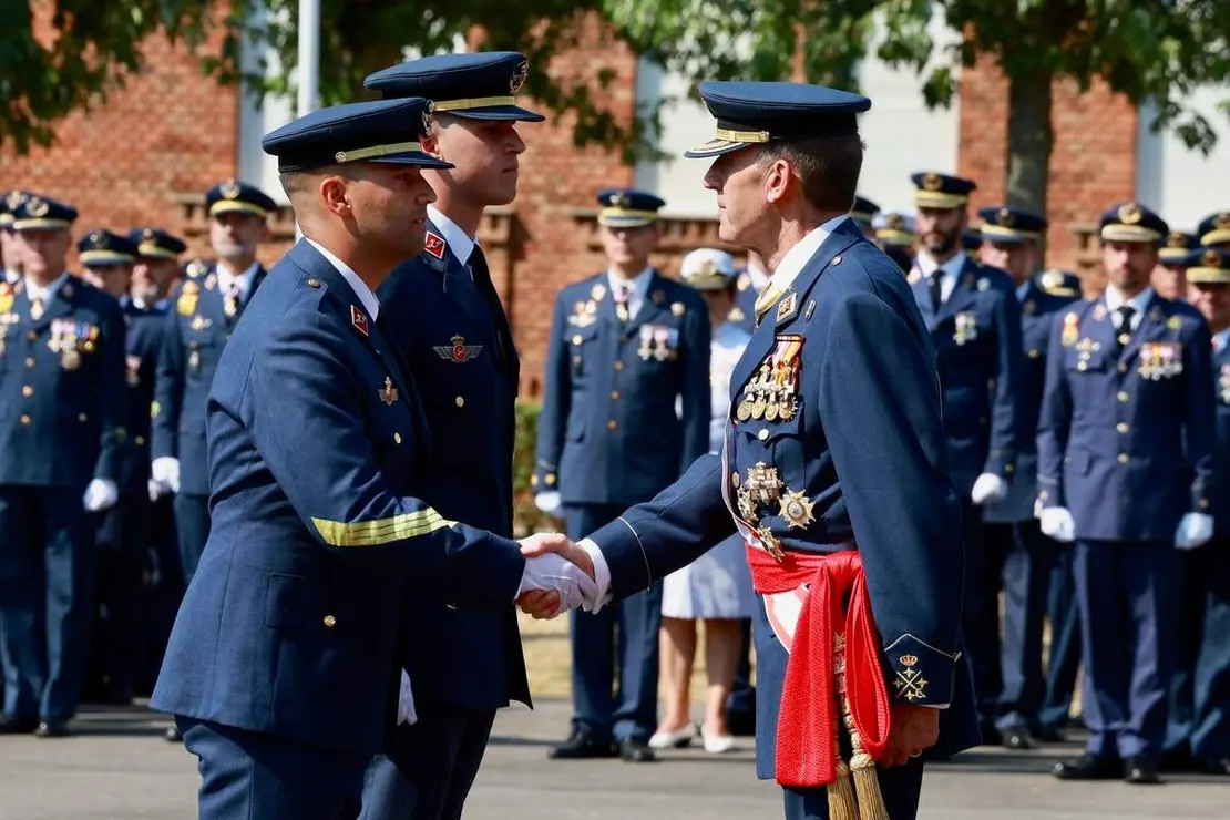 Acto de entrega de los Reales Despachos de Sargento a la XXXIV promoci&oacute;n de la Academia B&aacute;sica del Aire y del Espacio, que est&aacute; presidido por el rey Felipe VI. Acuden al acto el presidente de la Junta, Alfonso Fern&aacute;ndez Ma&ntilde;ueco, el de las Cortes de Castilla y Le&oacute;n, Francisco V&aacute;zquez y el delegado del Gobierno, Nicanor Sen, entre otras autoridades