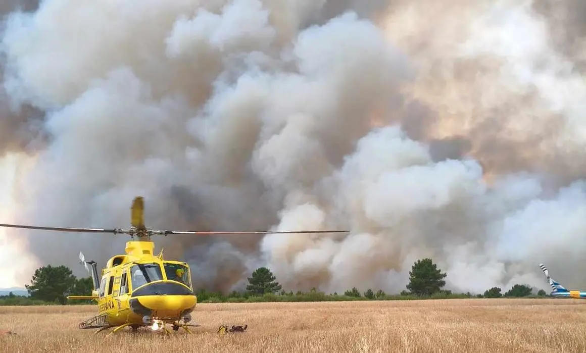 Medios a&eacute;reos y terrestres trabajan para controlar un incendio que se ha iniciado en la localidad leonesa de Porqueros, en la comarca de Astorga, en el que se ha declarado un &Iacute;ndice de Gravedad Potencial 2 (IGR 2).