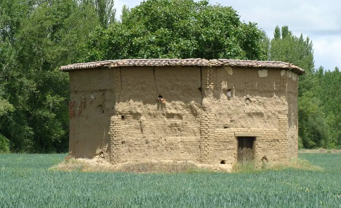 Restaurado en 2022, el singular palomar octogonal de Nogales se ha consolidado cuatro a&ntilde;os despu&eacute;s como uno de los mejores exponentes de la arquitectura popular leonesa y una visita imprescindible para quienes recorren la provincia durante el verano.